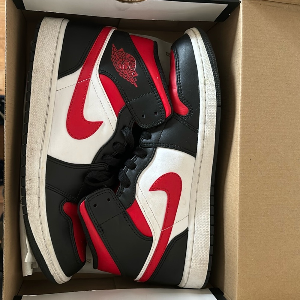 Air Jordan 1 Mid Men’s sz 9